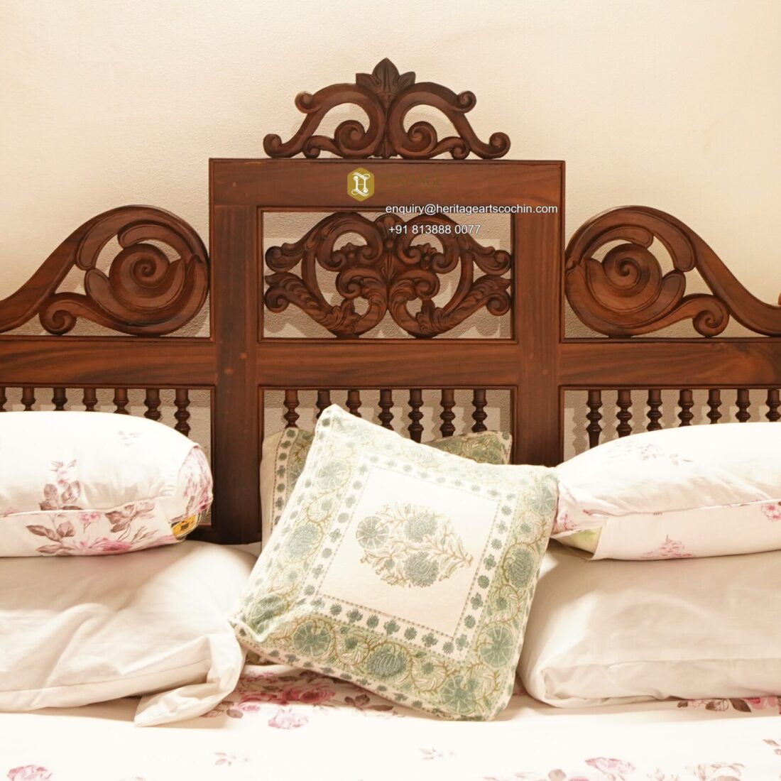 Svara Regal Canopy Bed